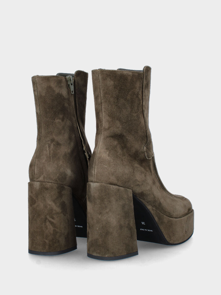 stivaletto tacco 90mm largo con plateau di 40mm, punta quadrata stondata, con bordatura lungo la vaschetta e cerniera lato interno, suola in cuoio