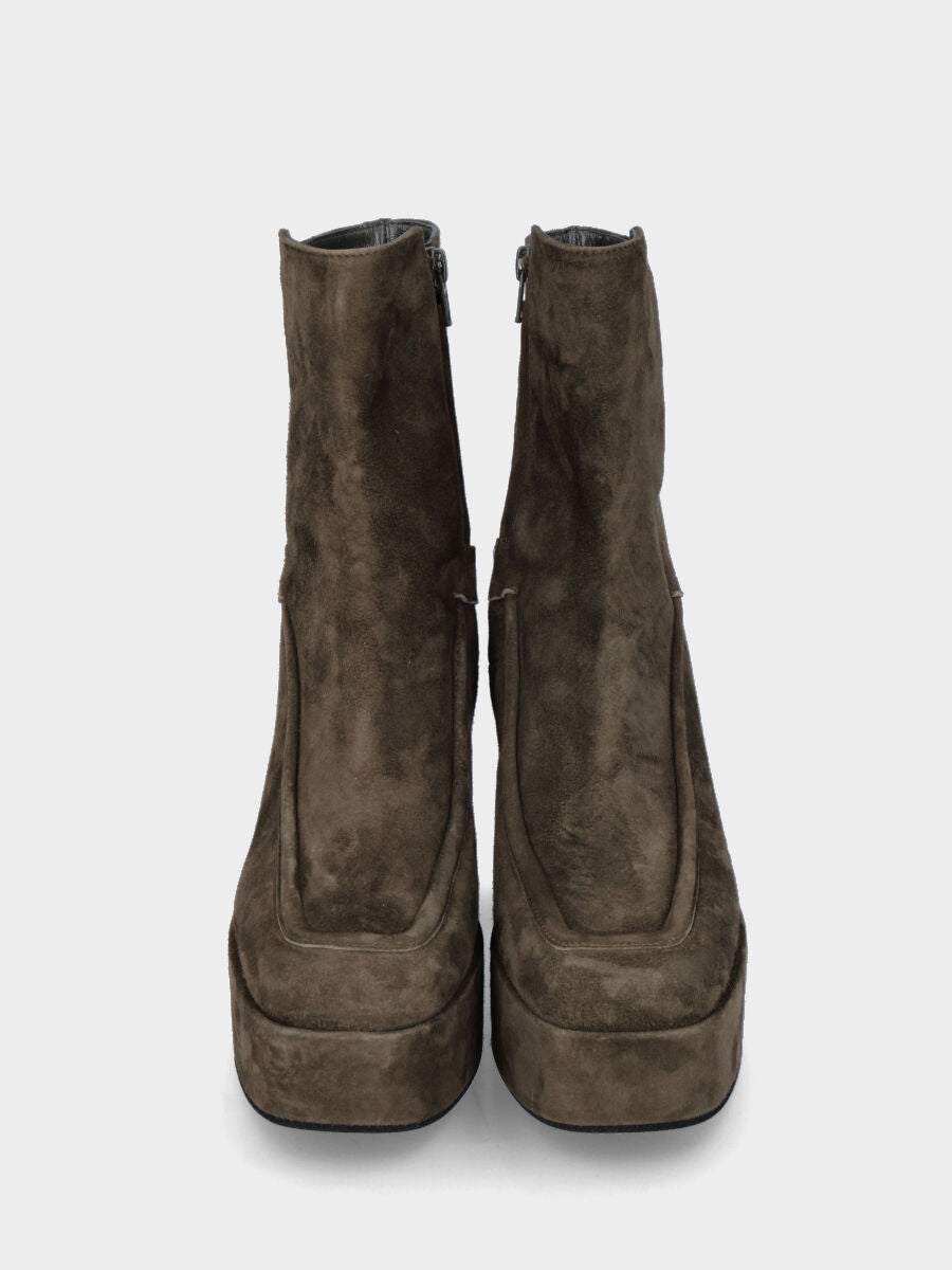 stivaletto tacco 90mm largo con plateau di 40mm, punta quadrata stondata, con bordatura lungo la vaschetta e cerniera lato interno, suola in cuoio