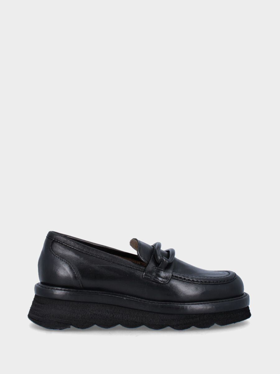 Mocassino nero in pelle con accessorio ovoidale