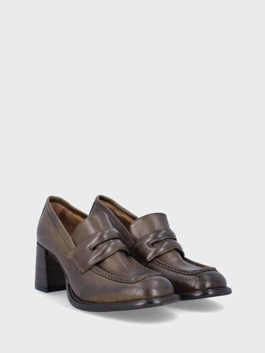 Sandalo monoblocco in vitello rosso con fascia ripiegata