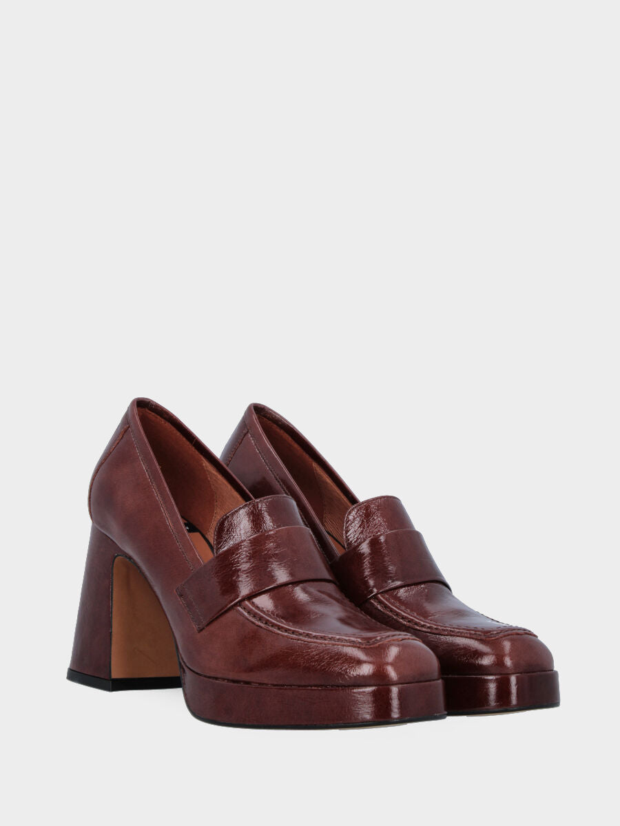 Sandalo monoblocco in vitello rosso con fascia ripiegata