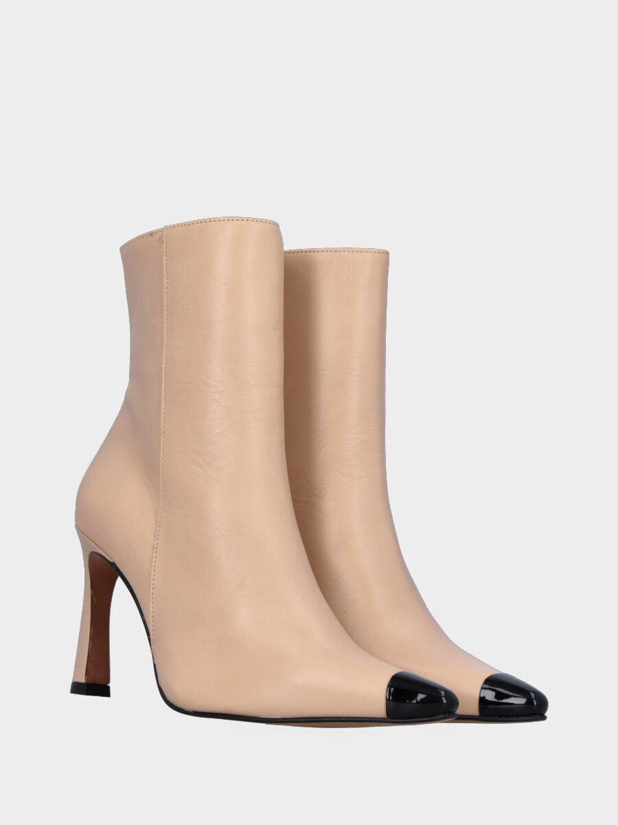 Stivaletto beige in nappa con puntina nera