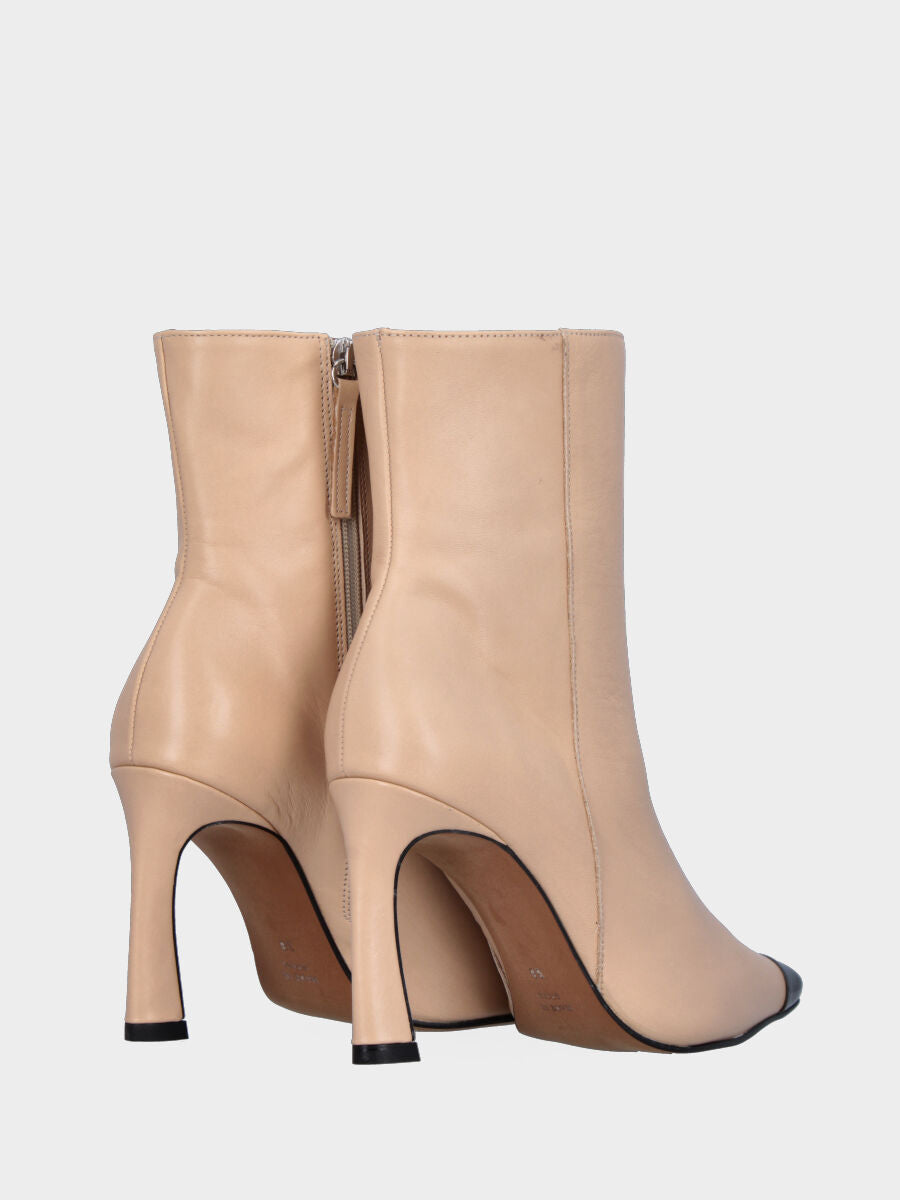 Stivaletto beige in nappa con puntina nera