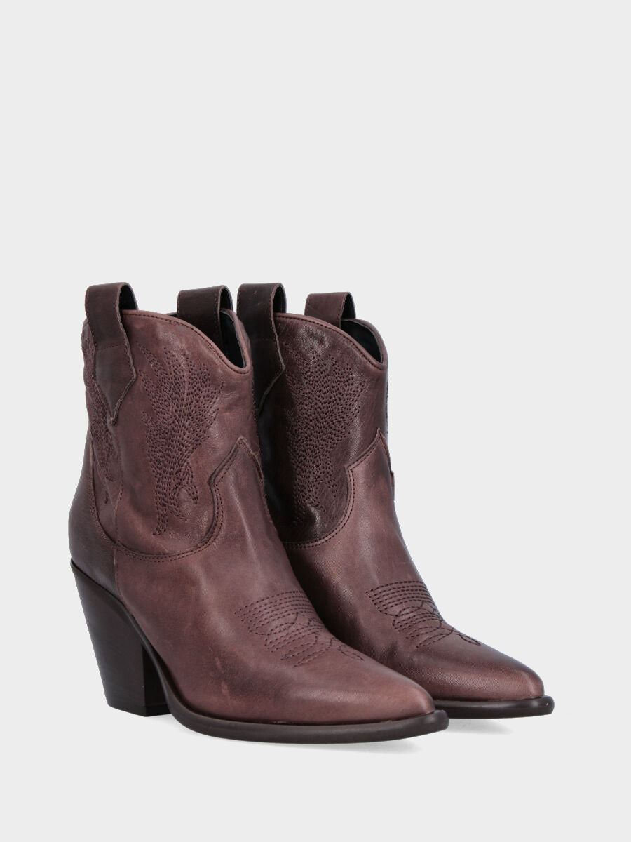 Low brown leather Campero with flame stitching
