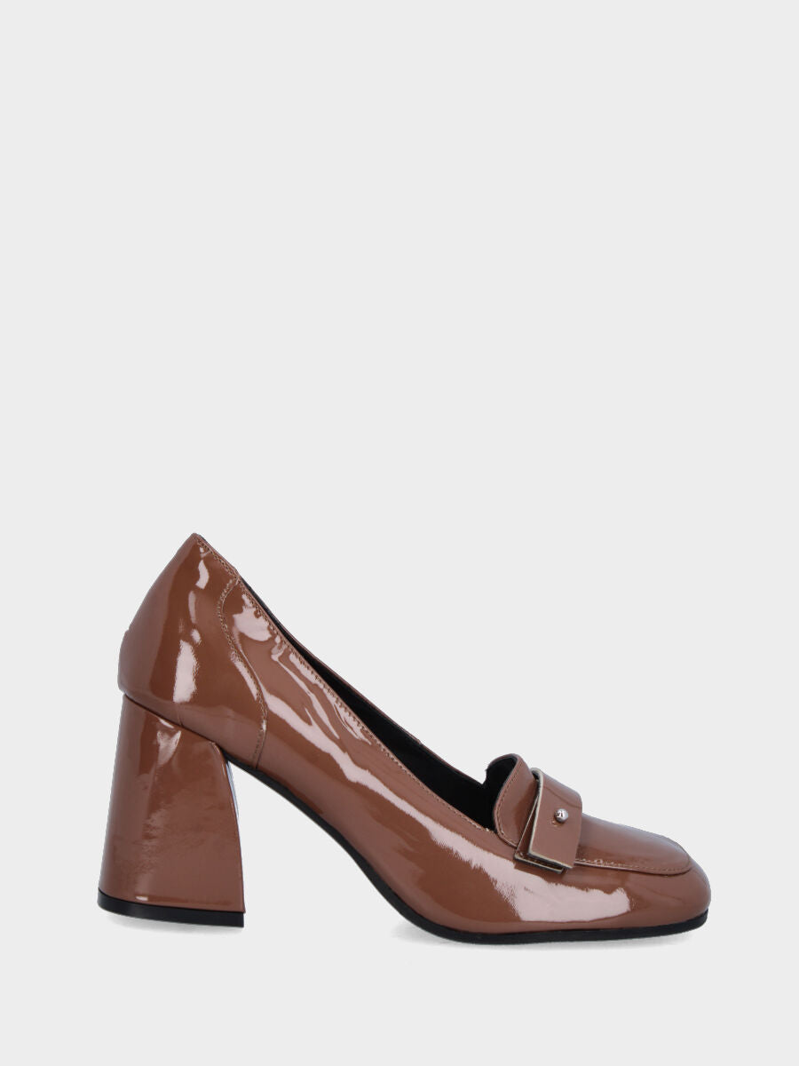 Mocassin marron en vernis avec bride