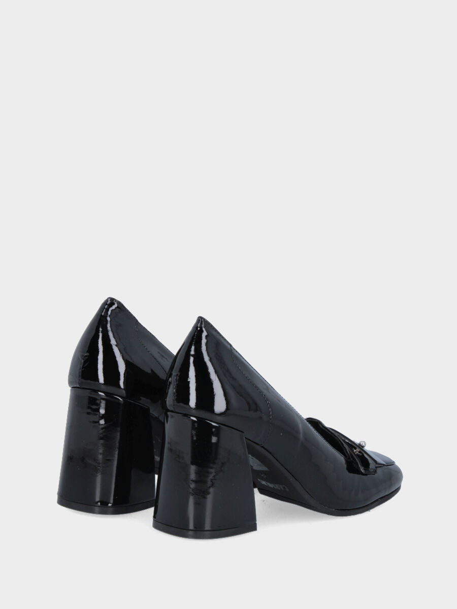 Mocassin noir en vernis avec bride
