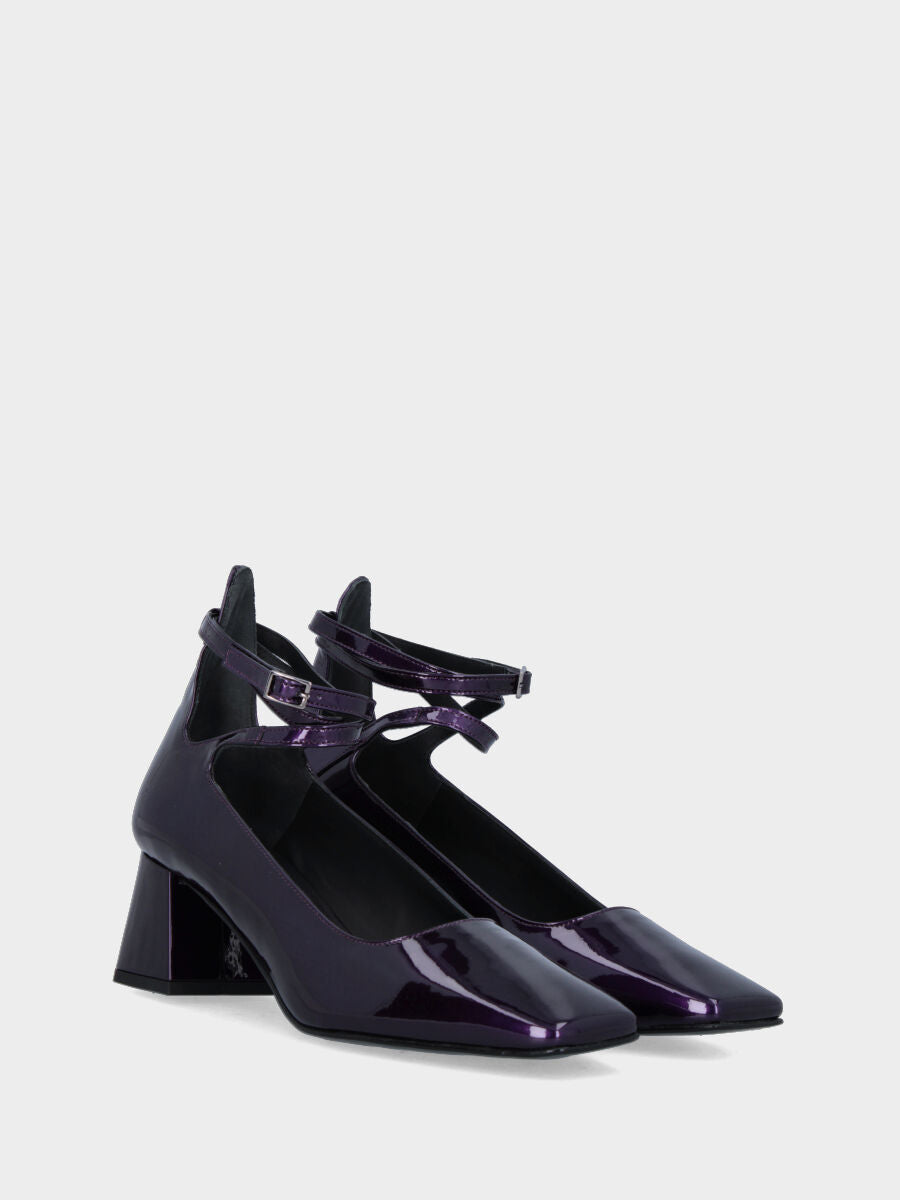 Lila Pumps aus Lackleder mit doppeltem Knöchelriemen