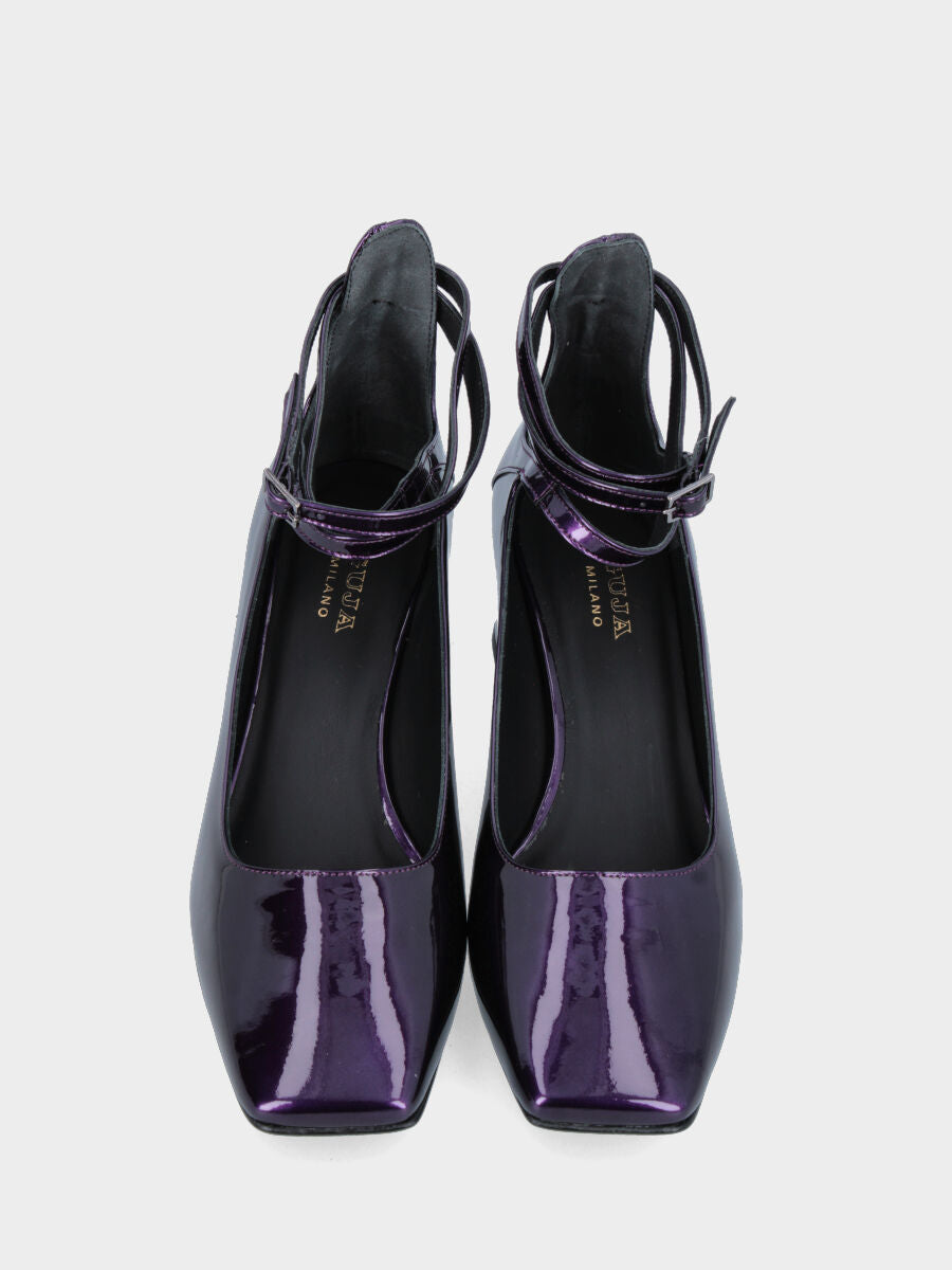 Lila Pumps aus Lackleder mit doppeltem Knöchelriemen