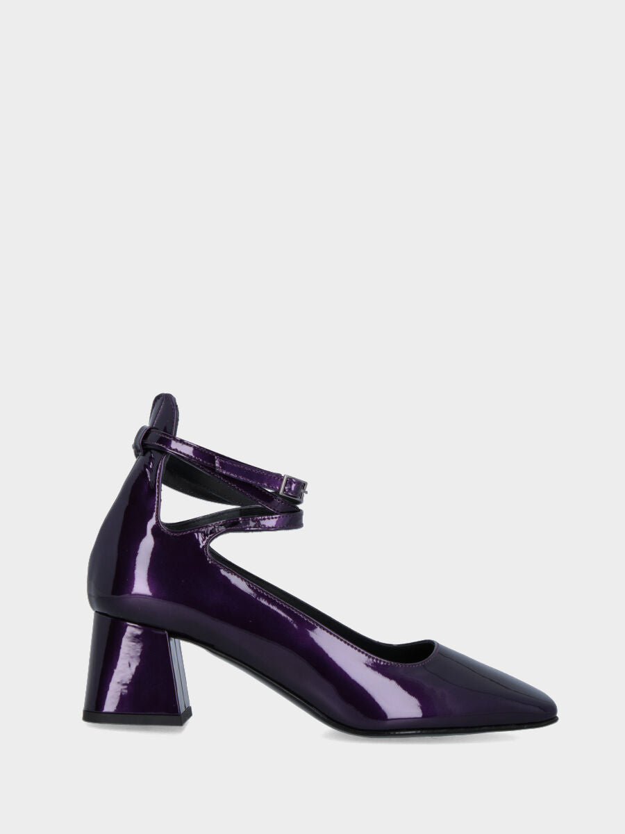 Lila Pumps aus Lackleder mit doppeltem Knöchelriemen