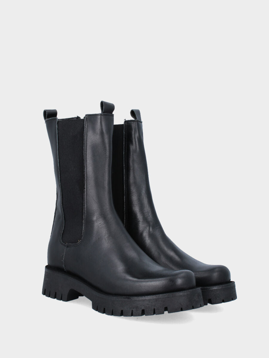 Combat nero in pelle con suola in gomma carrarmato