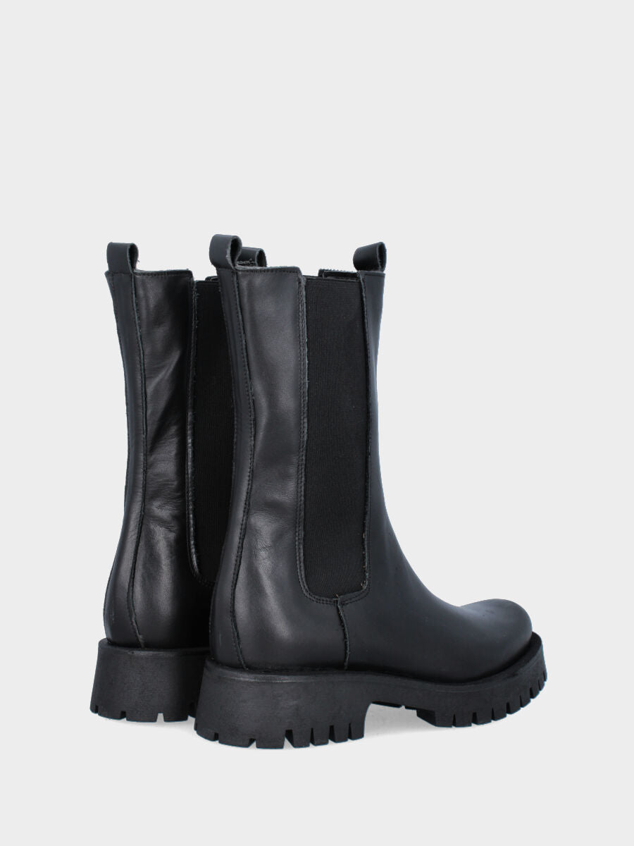 Combat nero in pelle con suola in gomma carrarmato