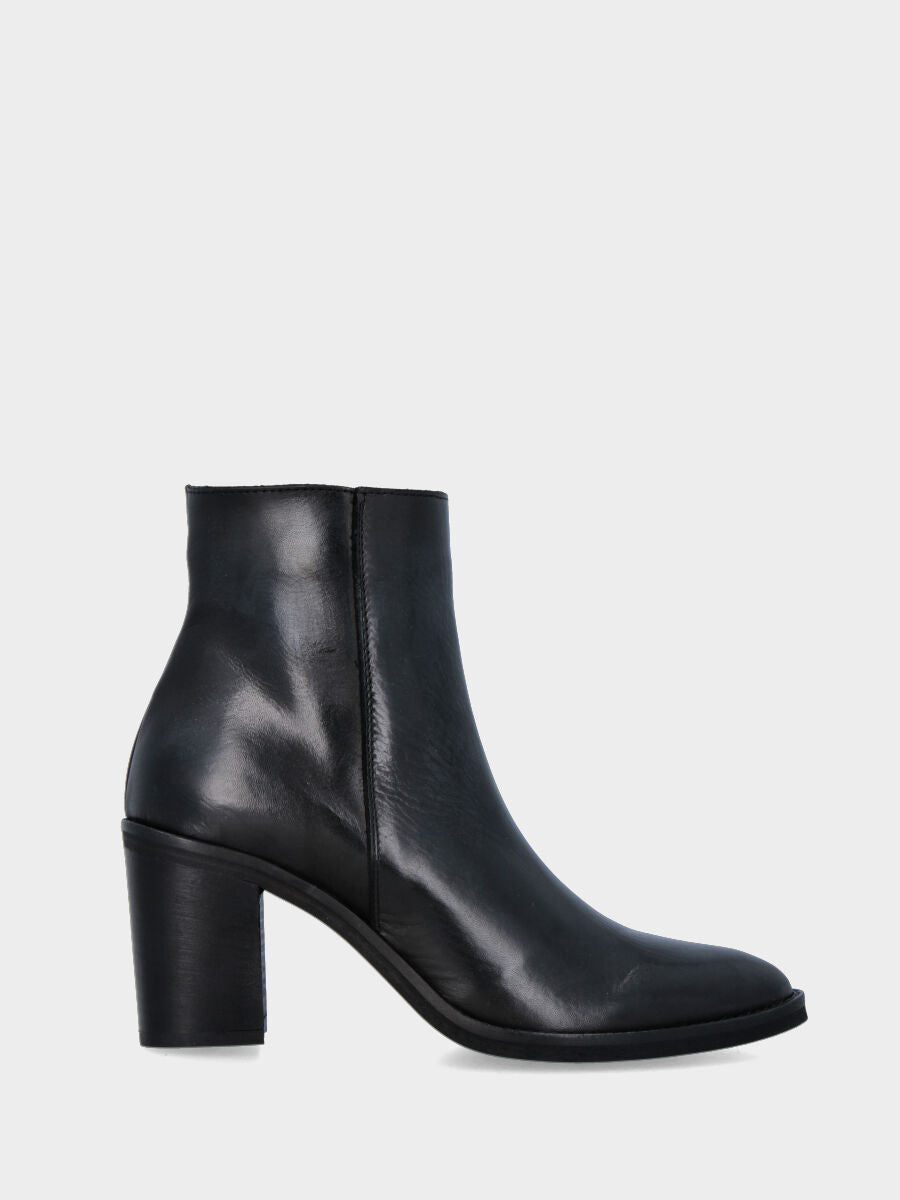 Black leather pointed toe ankle boot with zipper