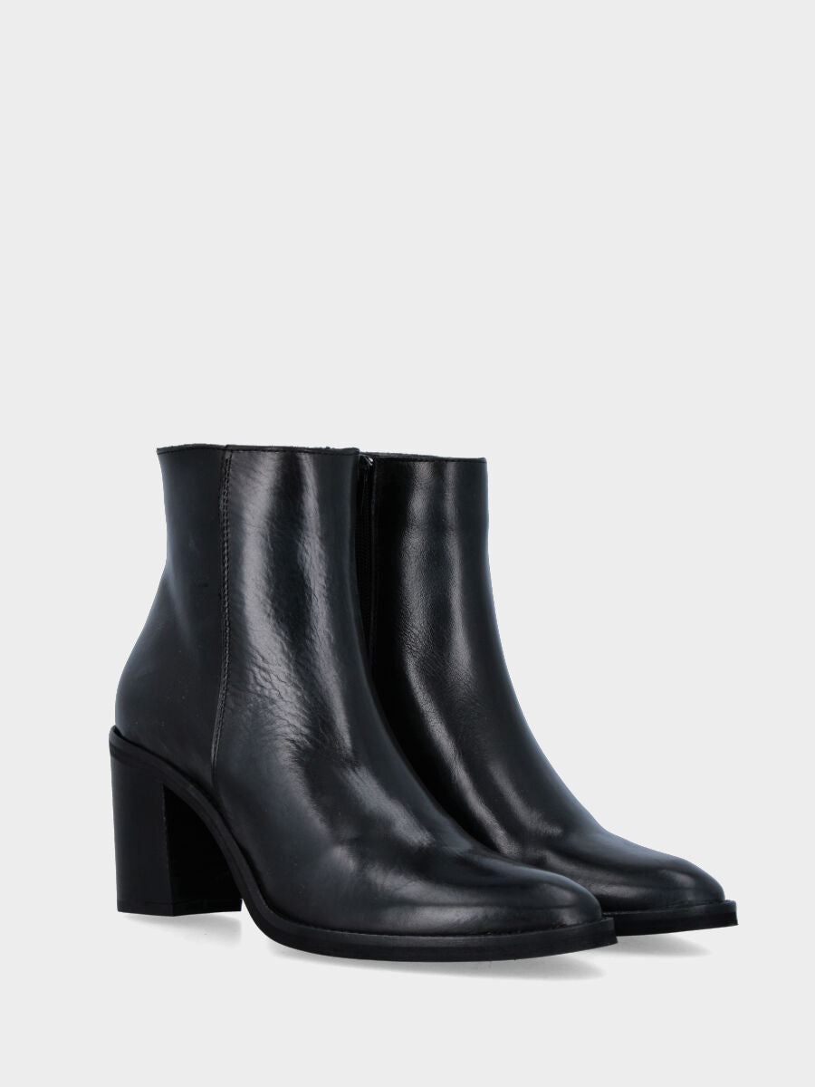 Black leather pointed toe ankle boot with zipper