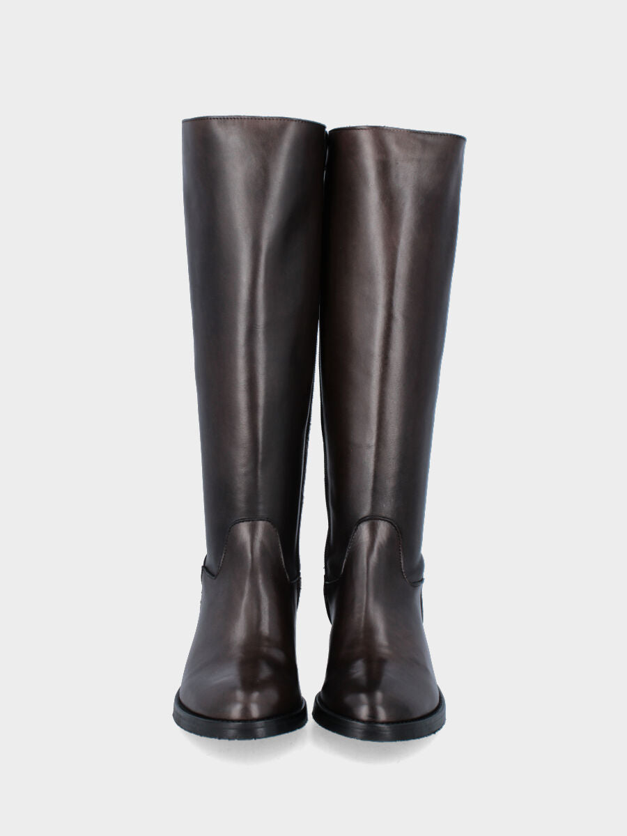 Brown leather boot with zip along the shaft