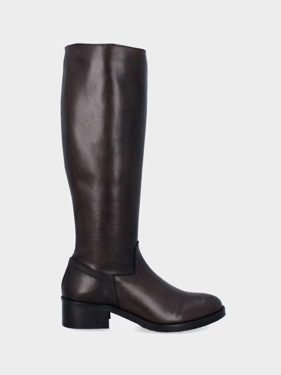 Brown leather boot with zip along the shaft