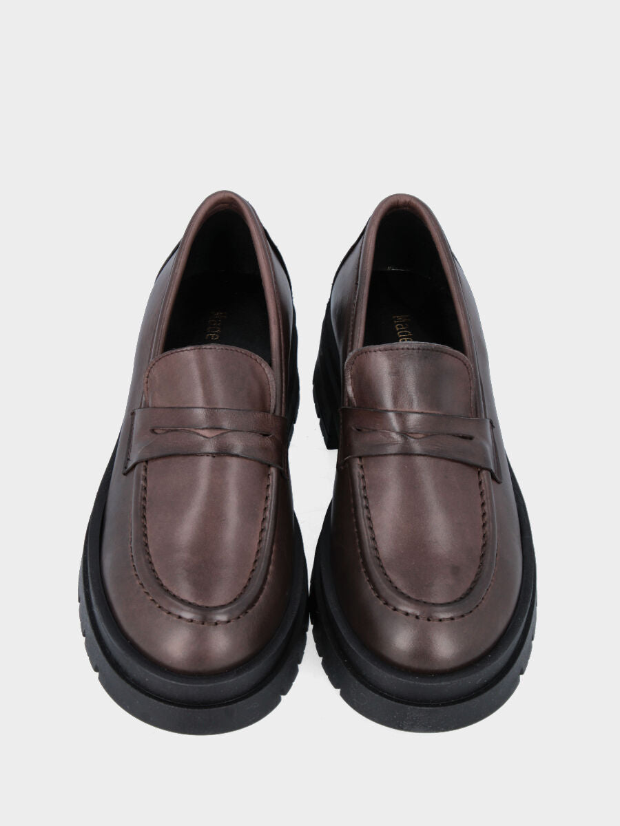 Mocassino marrone in pelle con fascetta e suola combat