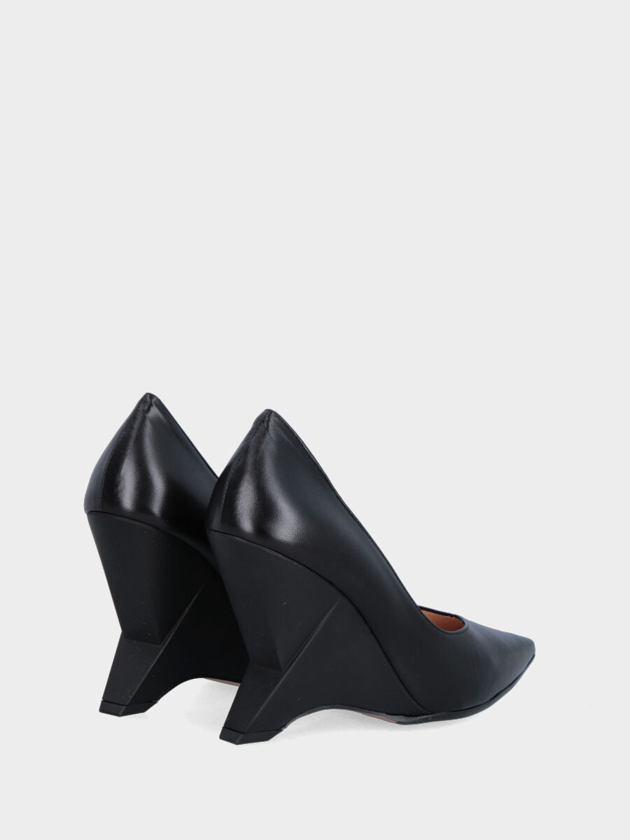 Décolleté nera in pelle con zeppa geometrica
