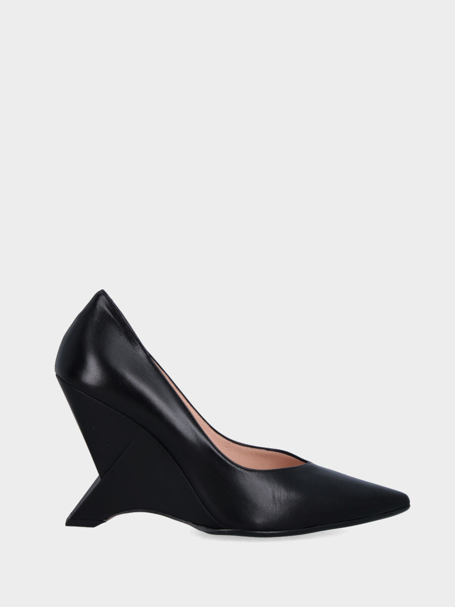 Décolleté nera in pelle con zeppa geometrica