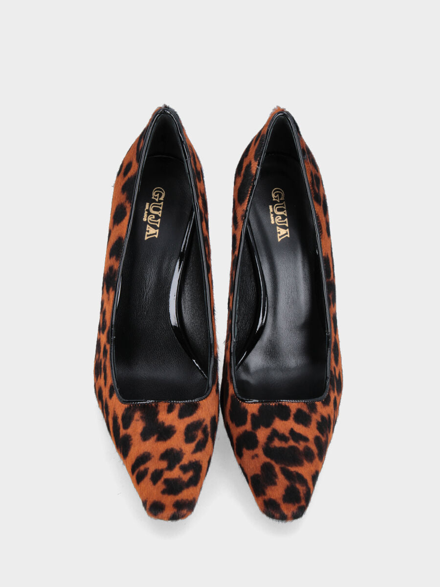 Pumps aus Leder mit Animal-Print und konischem Lackabsatz