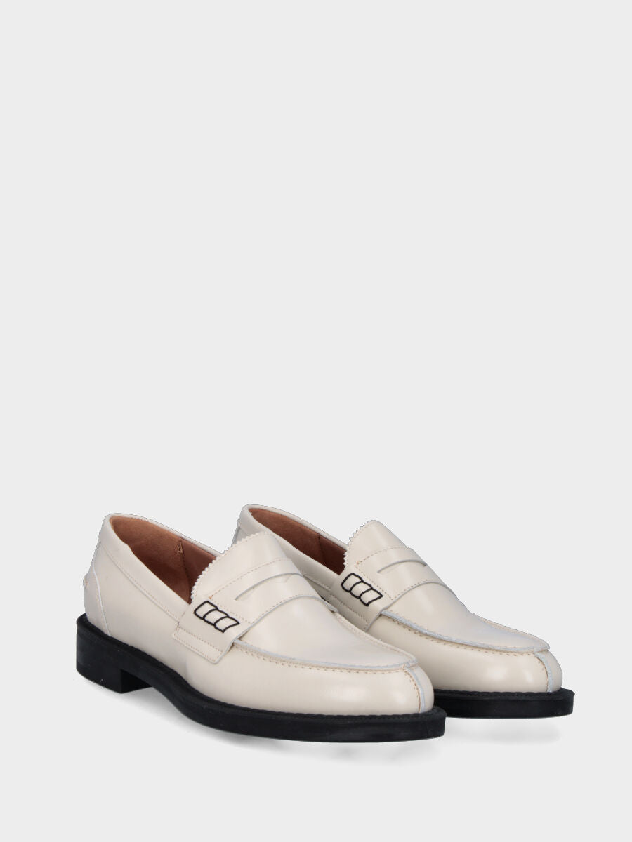 Ivory leather moccasin with scalloped edging