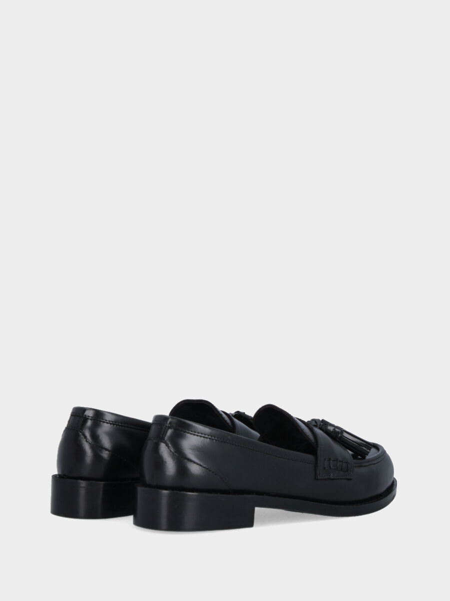 Mocassin noir en cuir avec bride à pompons