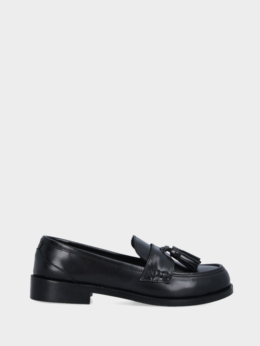 Mocassin noir en cuir avec bride à pompons