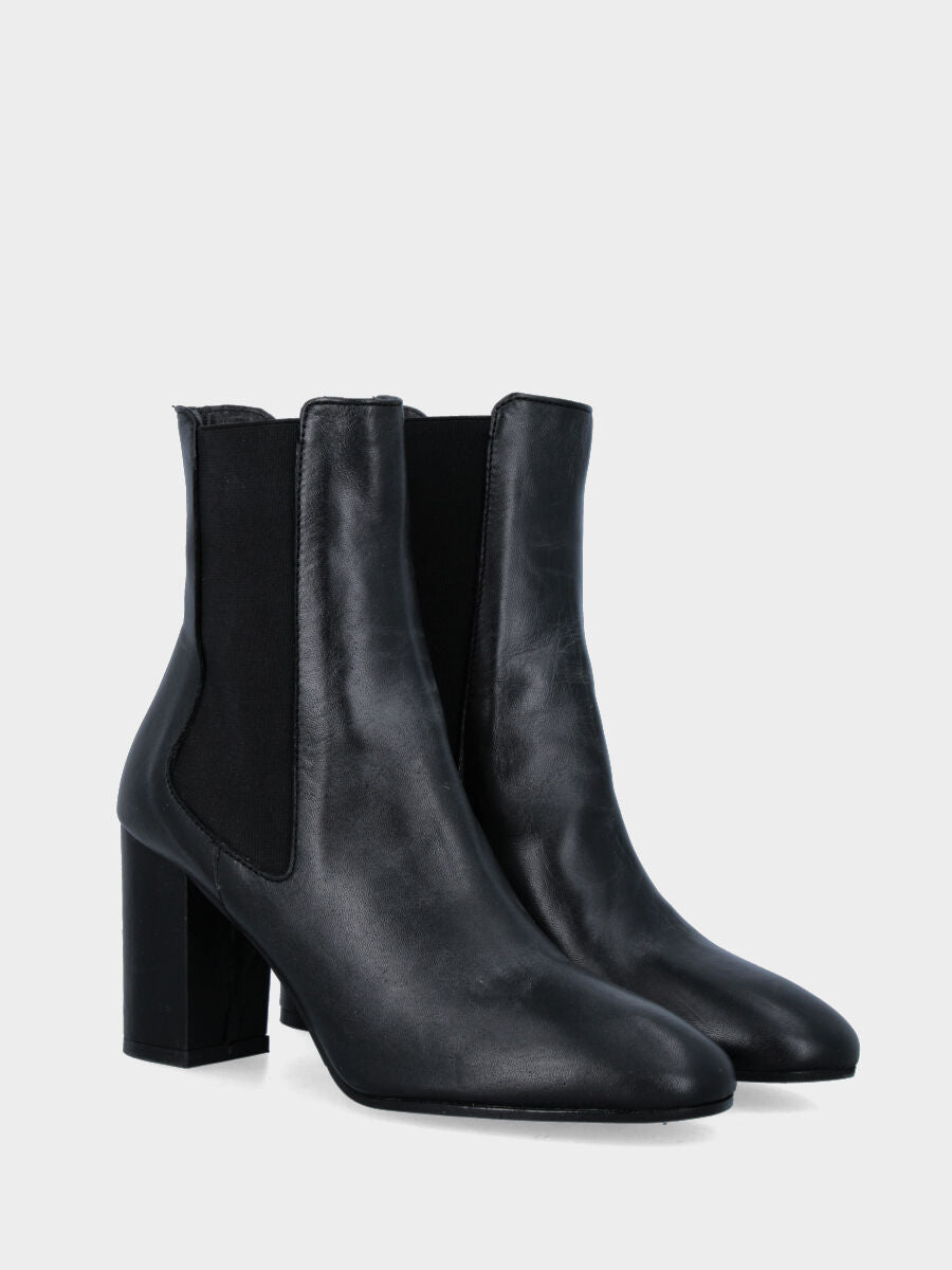 Bottine noire en cuir avec bandes élastiques et talon large enveloppé