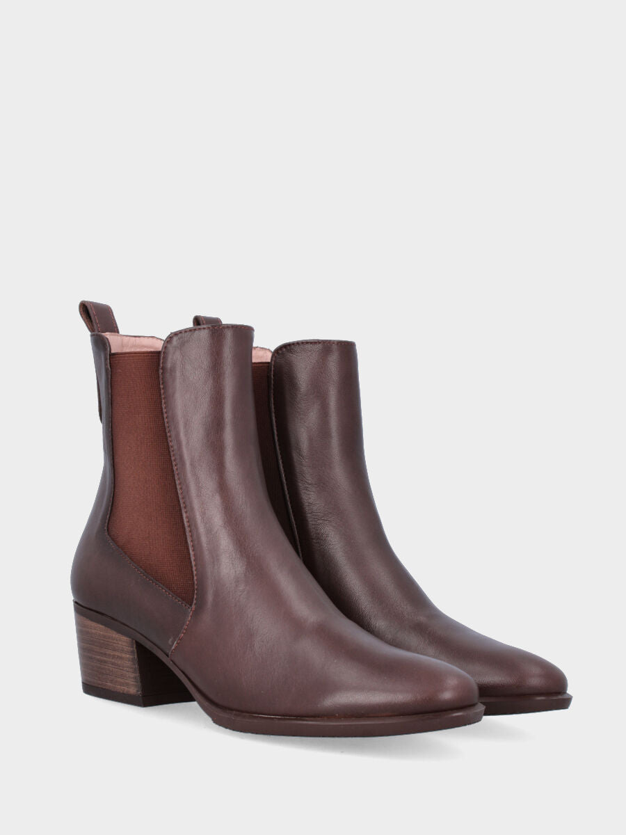 Sandalo monoblocco in vitello rosso con fascia ripiegata