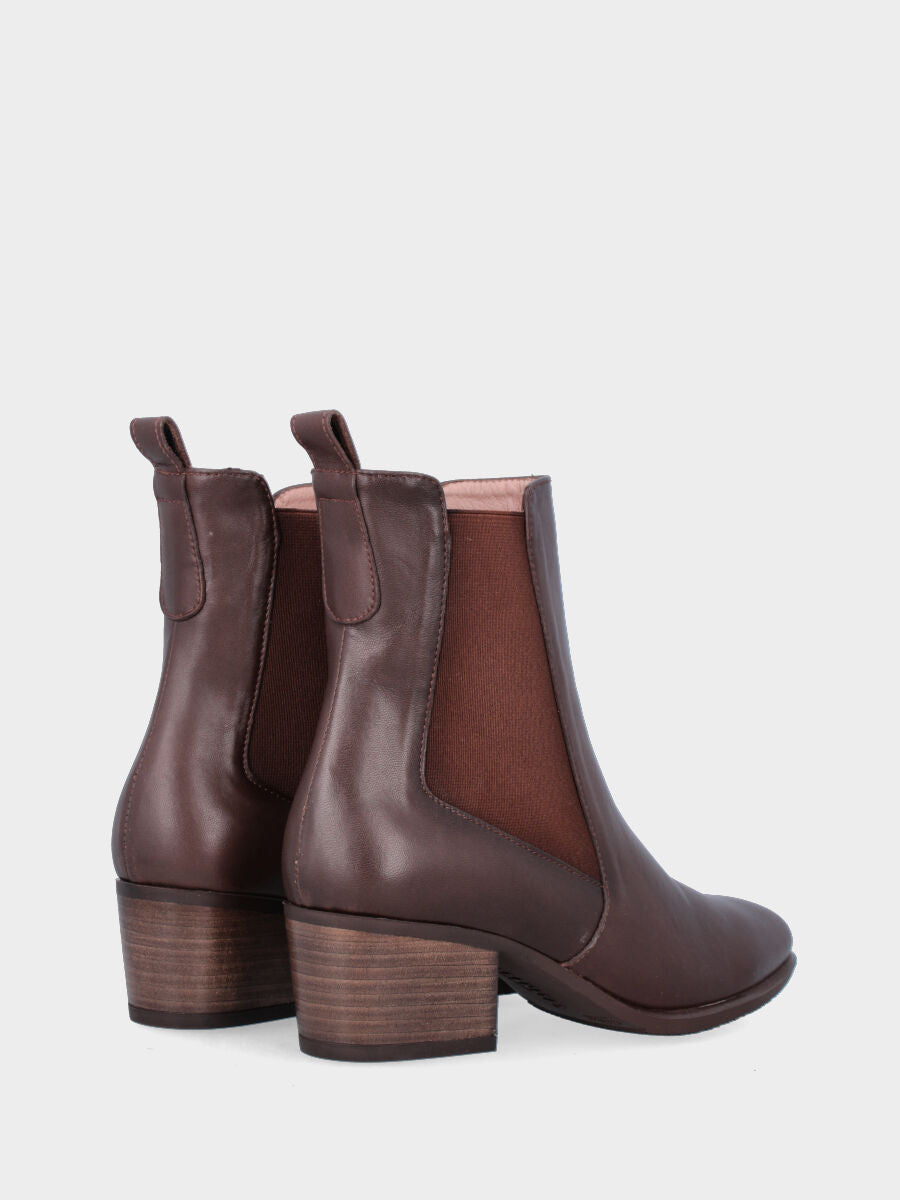 Sandalo monoblocco in vitello rosso con fascia ripiegata