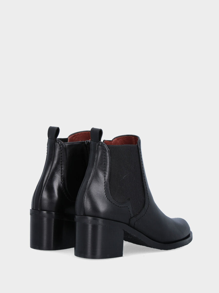 Bottine noire en cuir avec talon et semelle monobloc