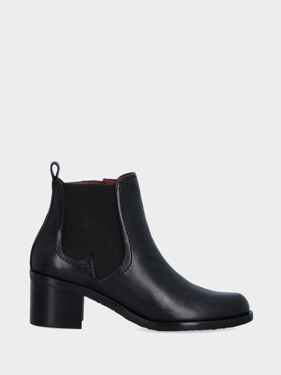 Bottine noire en cuir avec talon et semelle monobloc