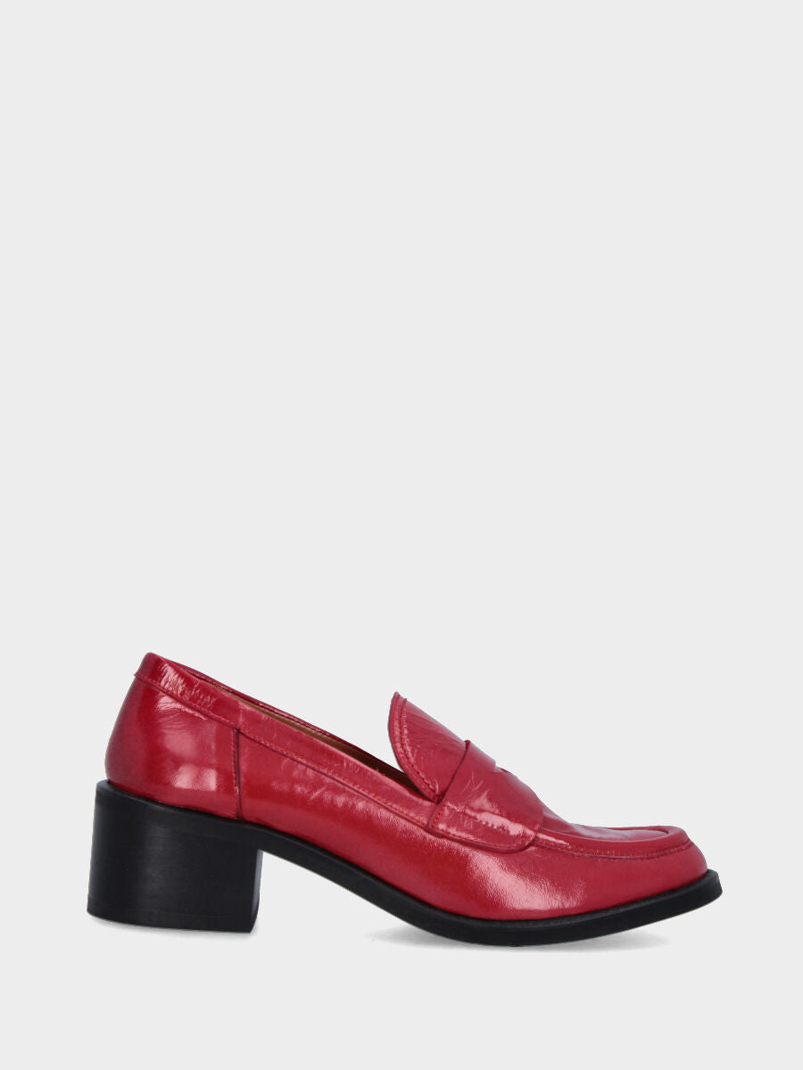 Sandalo monoblocco in vitello rosso con fascia ripiegata