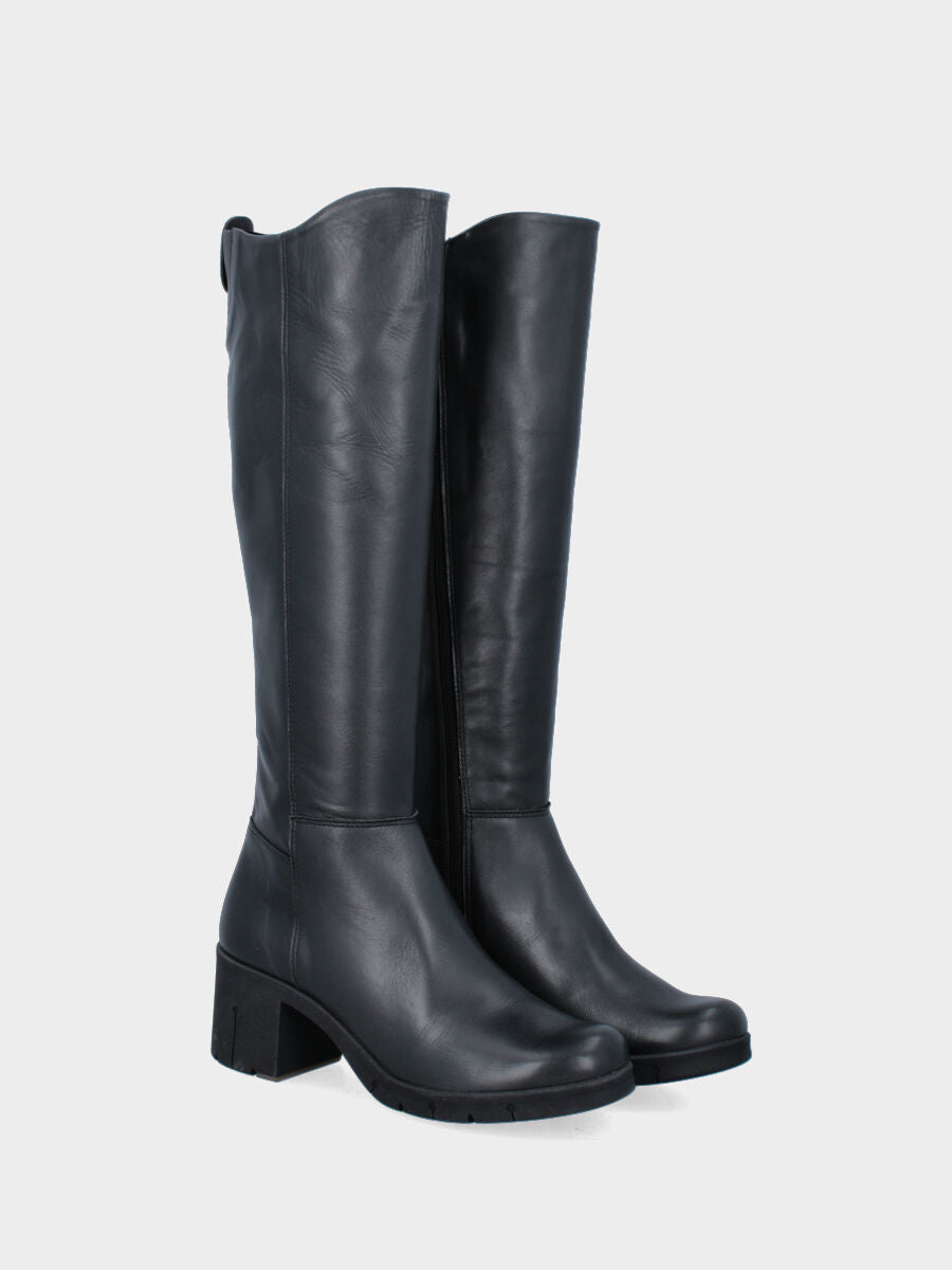 Black leather boot on monoblock sole with zipper