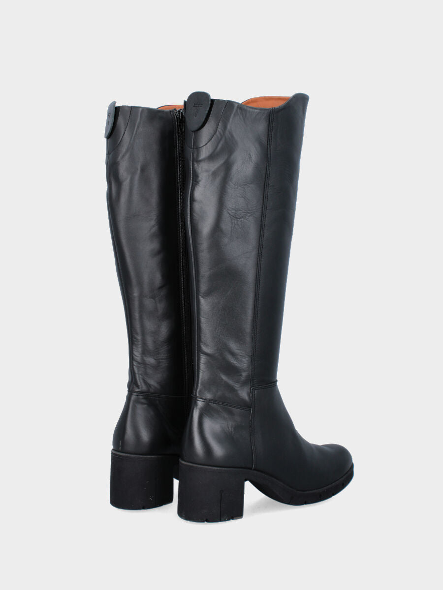 Black leather boot on monoblock sole with zipper