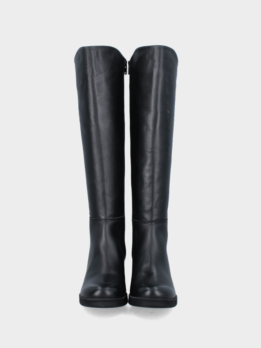 Black leather boot on monoblock sole with zipper