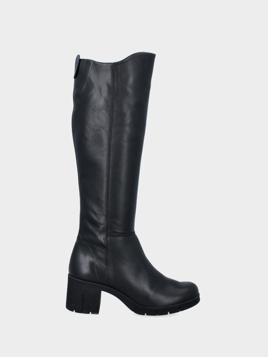 Black leather boot on monoblock sole with zipper