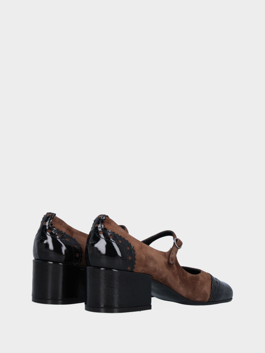 Décolleté marrone in pelle con inserti in vernice nera traforati