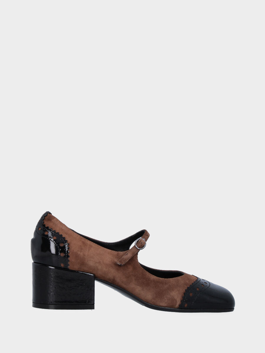 Décolleté marrone in pelle con inserti in vernice nera traforati