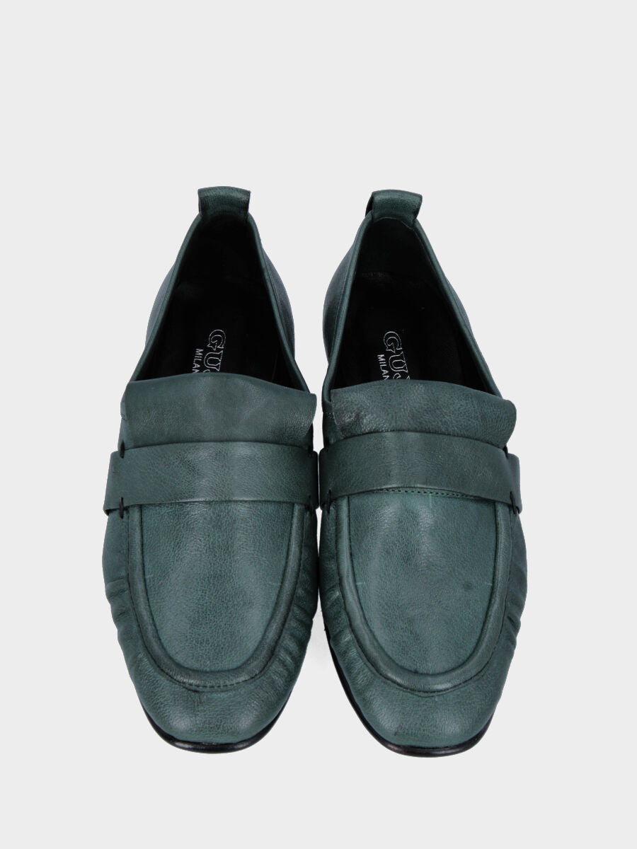 Mocassin vert en cuir avec revers et bride
