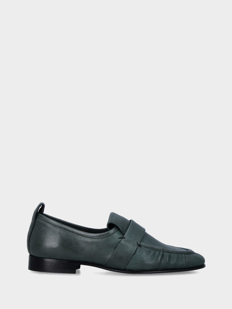 Mocassin vert en cuir avec revers et bride