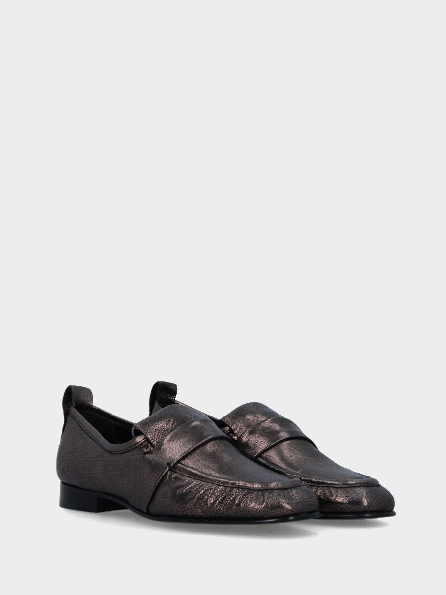 Mocassin gris laminé en cuir avec revers et bride