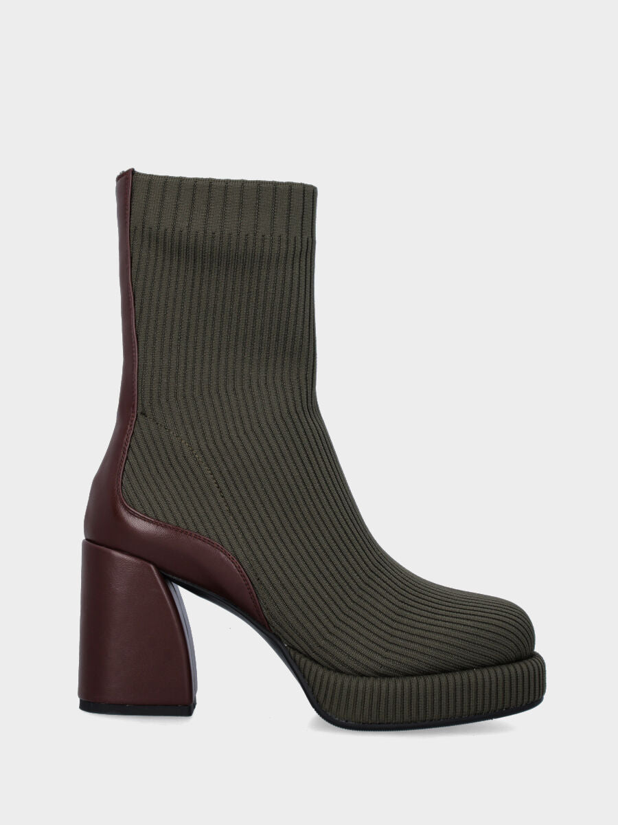 Bottine verte en tissu extensible avec talon haut