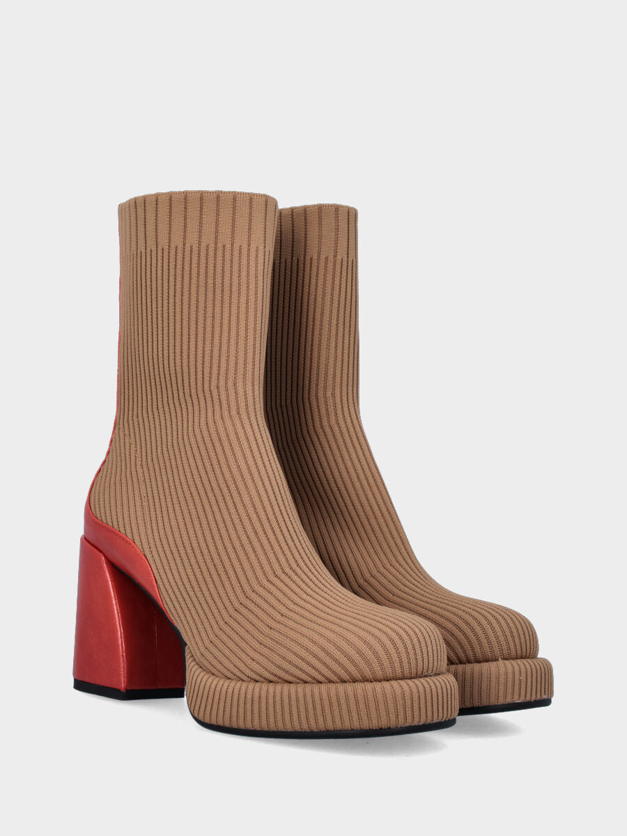 Stivaletto beige in tessuto elasticizzzato con maxi tacco