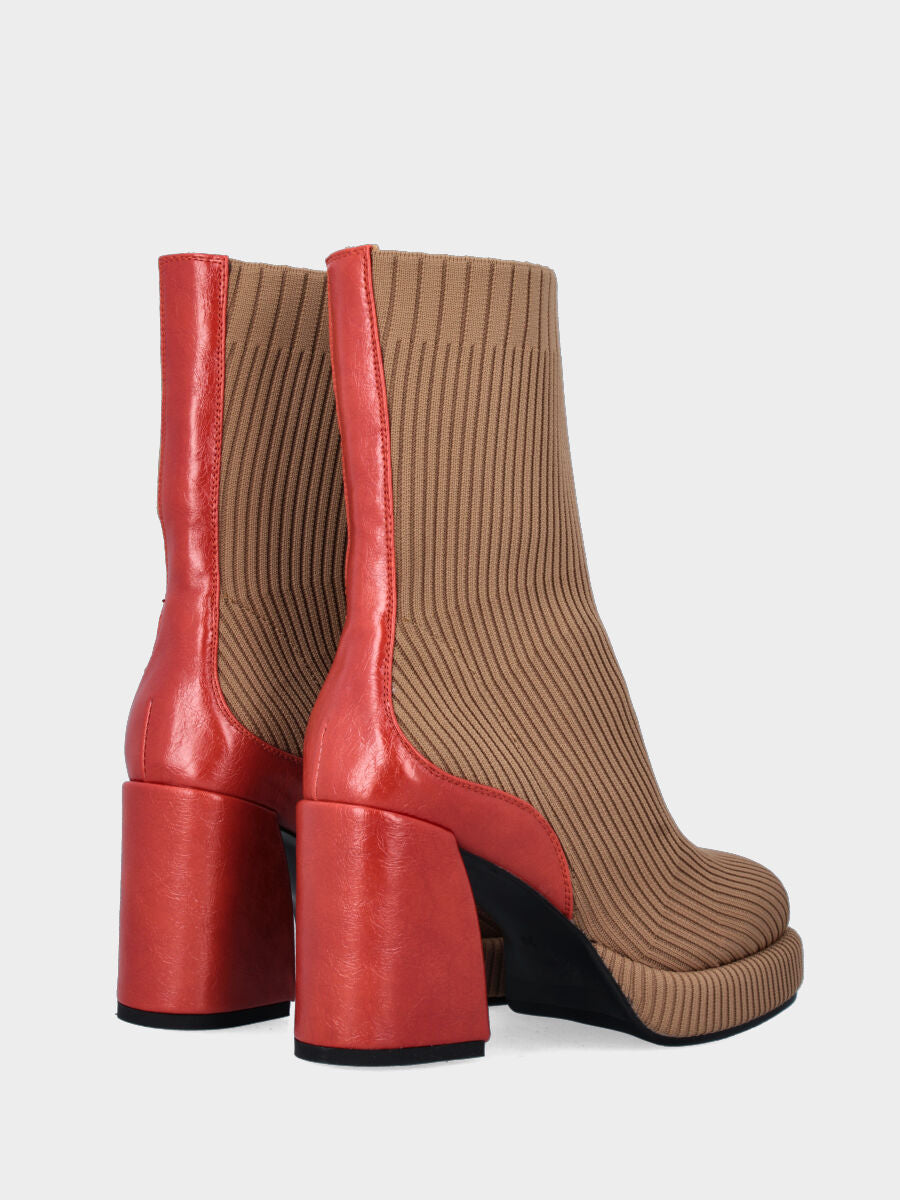 Stivaletto beige in tessuto elasticizzzato con maxi tacco