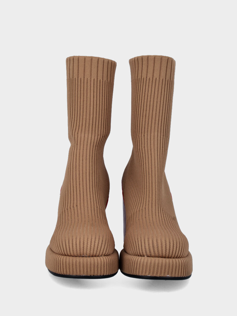 Stivaletto beige in tessuto elasticizzzato con maxi tacco