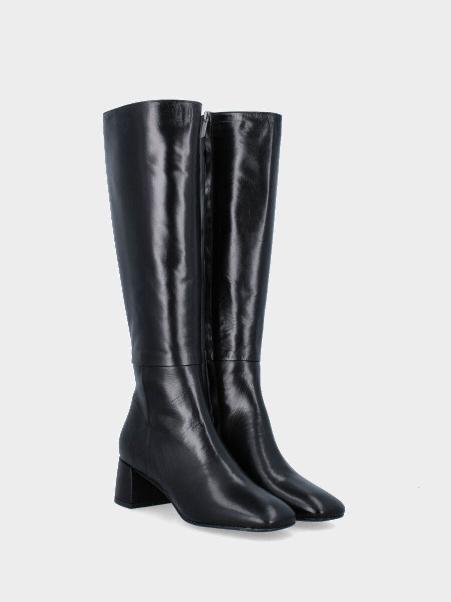 Stivale nero in pelle a punta quandrata e tacco largo