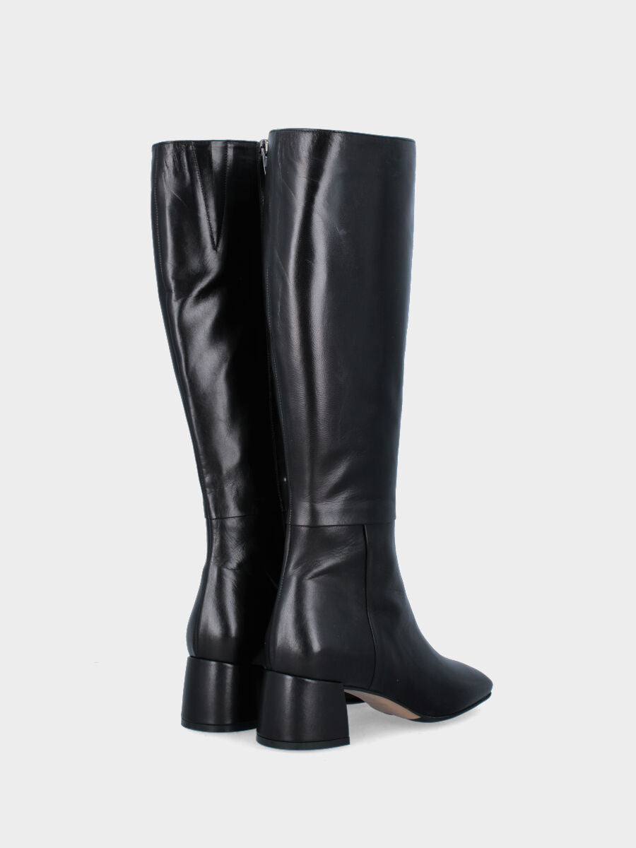 Stivale nero in pelle a punta quandrata e tacco largo