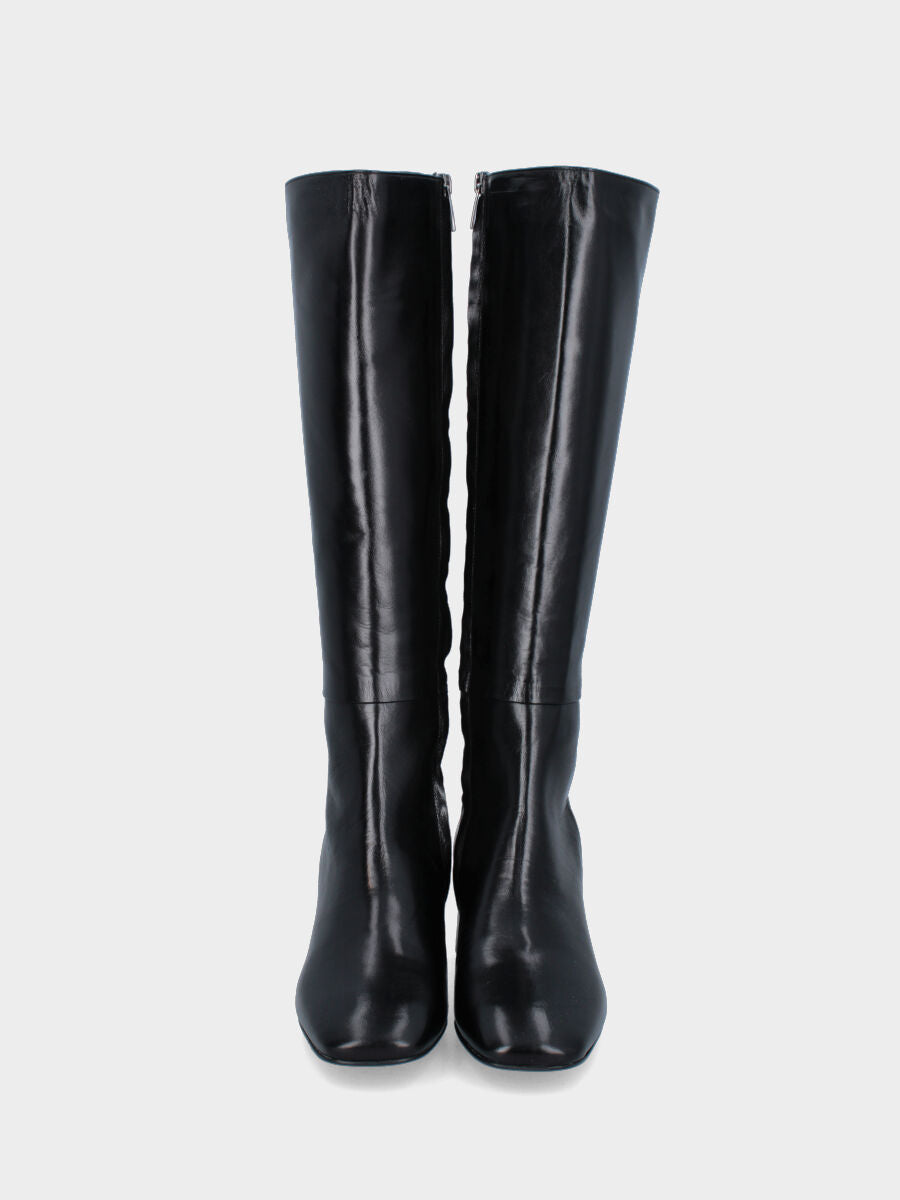 Stivale nero in pelle a punta quandrata e tacco largo