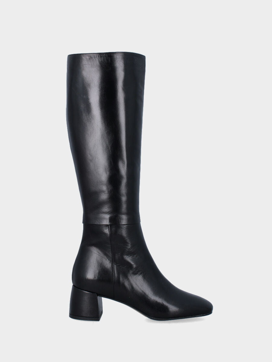 Stivale nero in pelle a punta quandrata e tacco largo