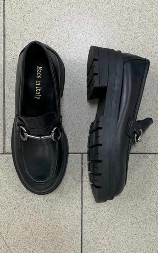 mocassino combat tacco 30mm, punta tonda, con morsetto metallico, suola gomma